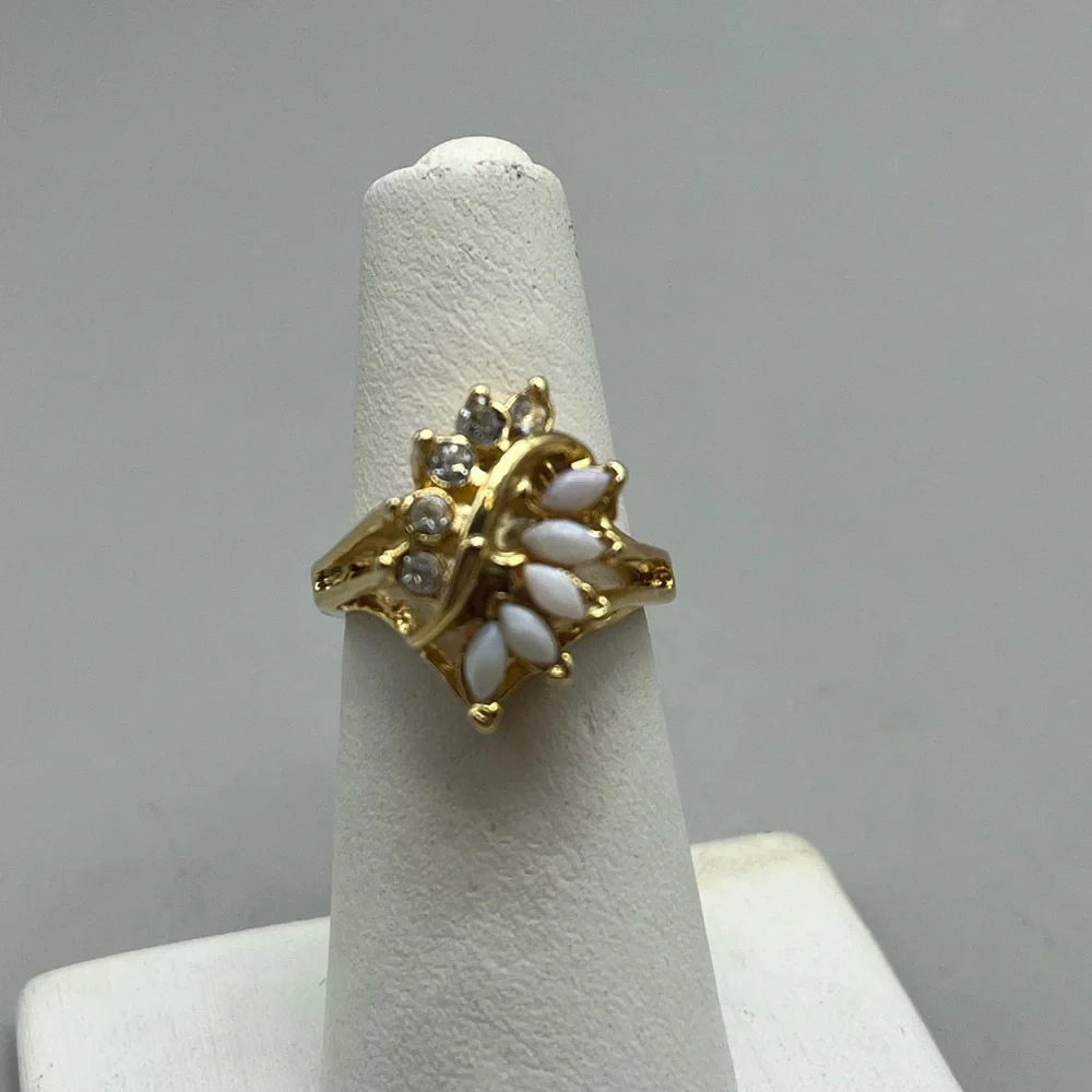 Elegant Gold and White Women's Ring